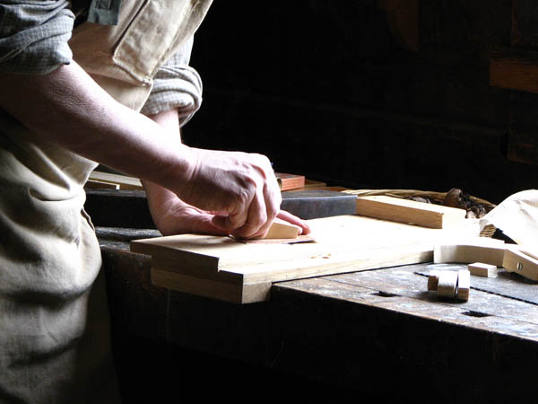 Ofrecemos un servicio de <strong>carpintería  de madera y ebanistería en Camarles</strong> adaptado a las necesidades del <strong>cliente</strong>.
